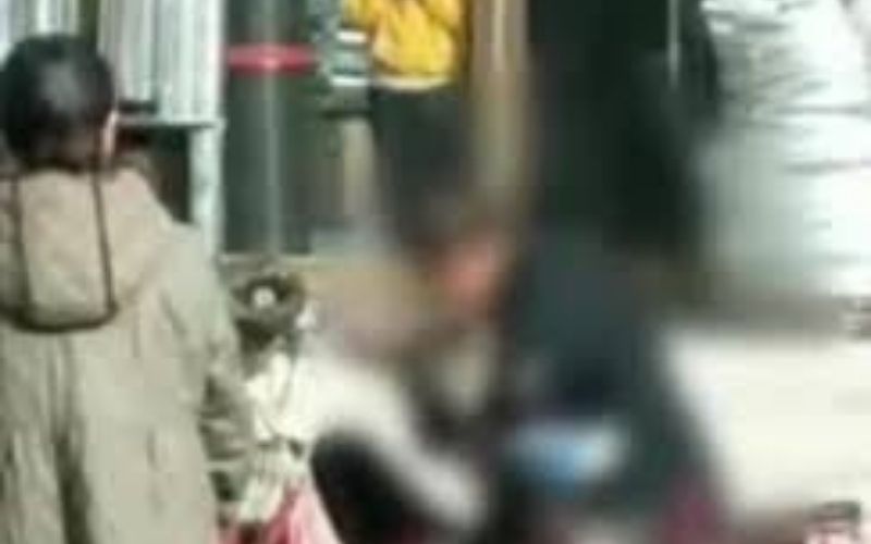 Il bat sa femme à mort en pleine rue !