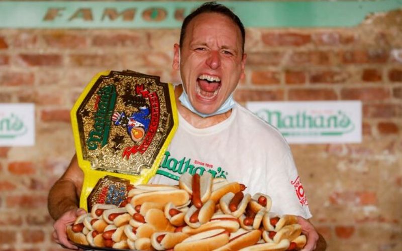 Il bat son propre record du monde en mangeant 75 hot-dogs en 10 minutes