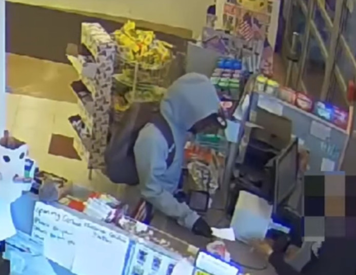 [Vidéo] Il braque une pharmacie et laisse un mot : “Je suis désolé, mon enfant est malade”