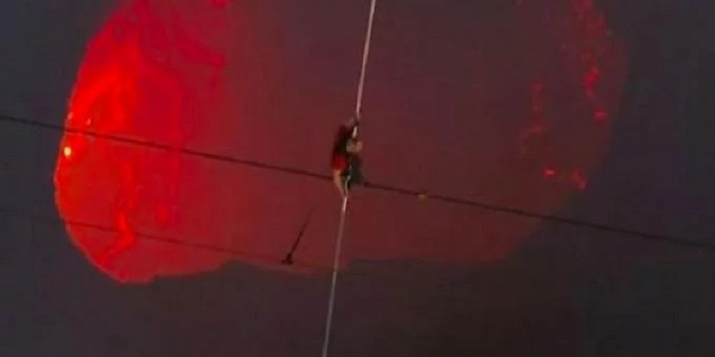 Il brave le danger et traverse un volcan actif à plus de 500 mètres de haut (vidéo)