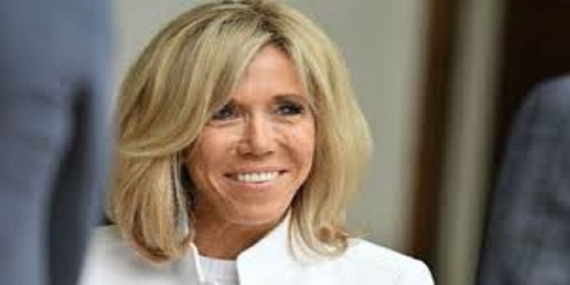 Brigitte Macron en jean ultra-slim et veste d’officier pour faire classe (photo)
