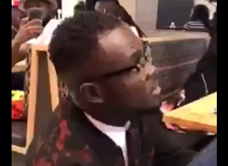 Il demande sa petite amie en mariage et se fait humilier(vidéo)