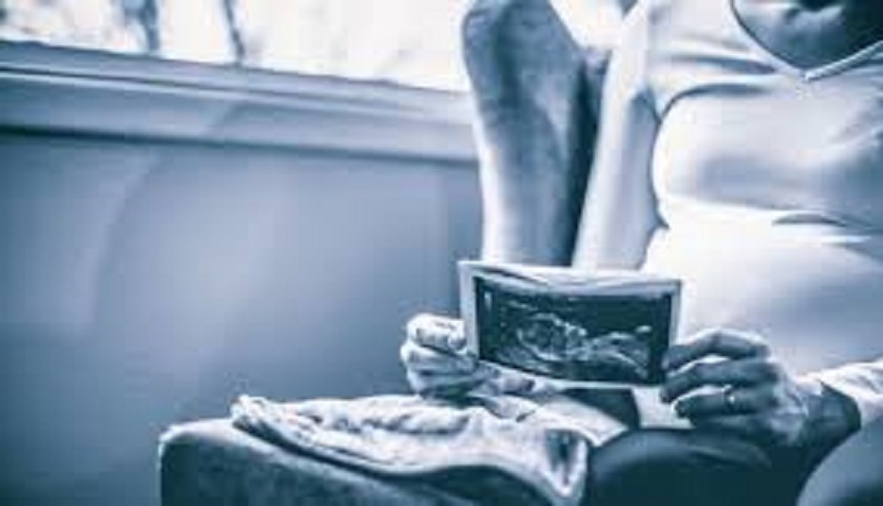 Il dévoile l’infidélité de sa femme enceinte lors d’une fête