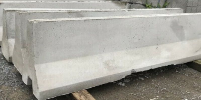Il échappe à la mort en esquivant un morceau de béton