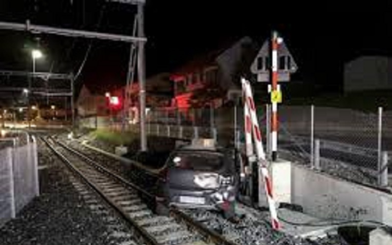Il échappe à la police avec une voiture volée et finit sur les rails