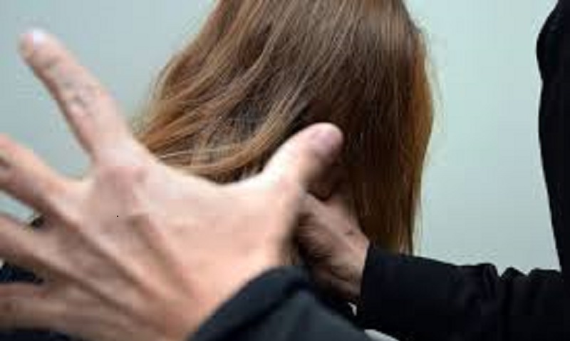 Il étrangle sa copine et se fait passer pour elle sur le web