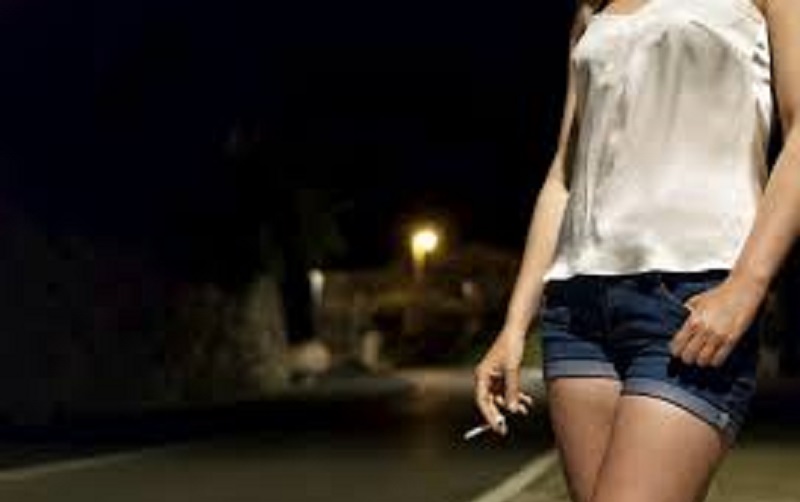 Il fait appel à une prostituée sans voir de photos de son visage ; il fait face à une mauvaise surprise