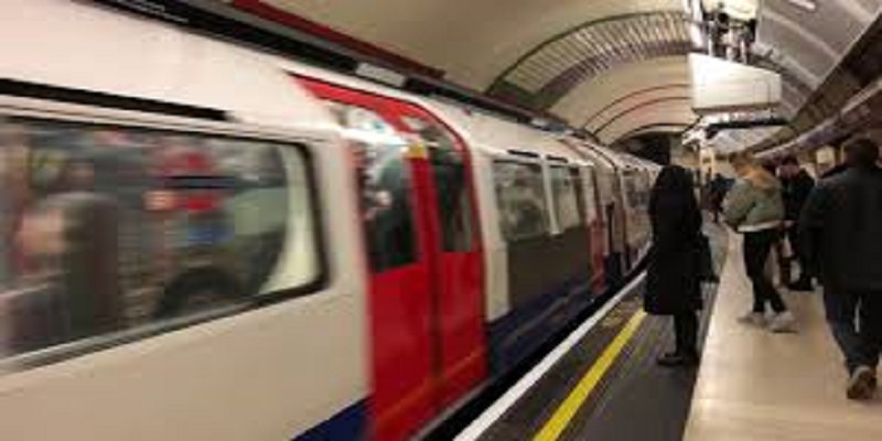 Il finit KO pour ses propos racistes dans le métro londonien (vidéo)