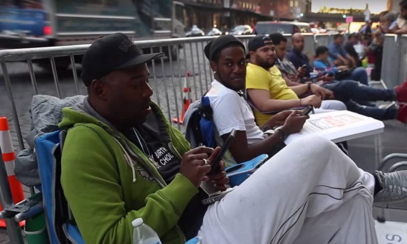 Il gagne sa vie en faisant la queue pour les autres, plus de 170 mille FCFA en une journée (vidéo)