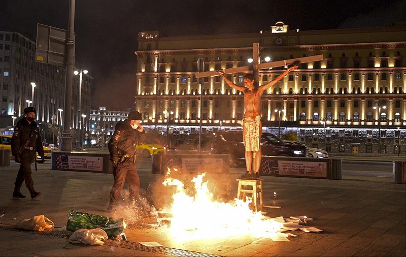 Il imite la crucifixion de Jésus-Christ pour dénoncer l’injustice et écope d’une peine de prison