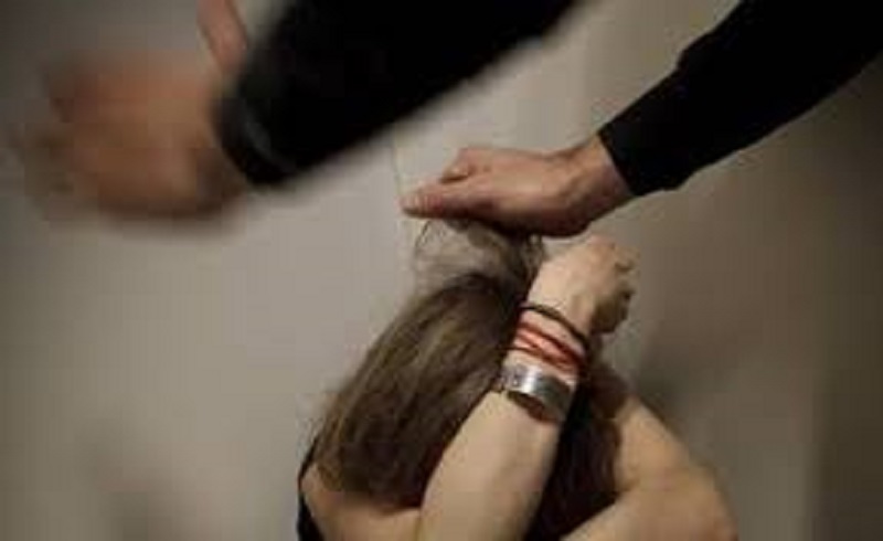 Il intervient pour mettre fin à une dispute de couple et se fait tabasser