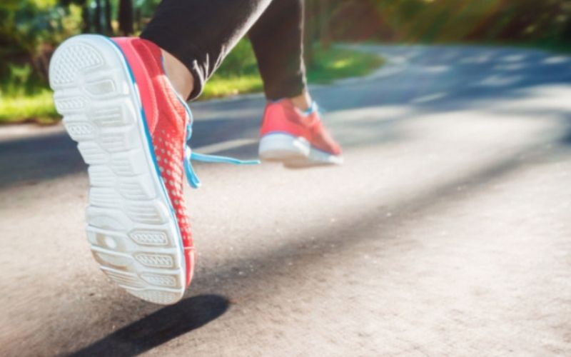 Il laisse son fils à une inconnue le temps de son jogging : voici ce qui arrive
