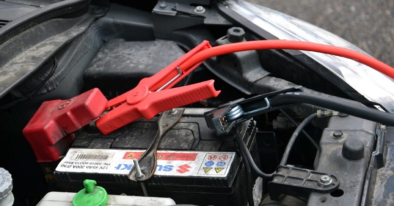 Il ligote et torture sa femme avec une batterie de voiture