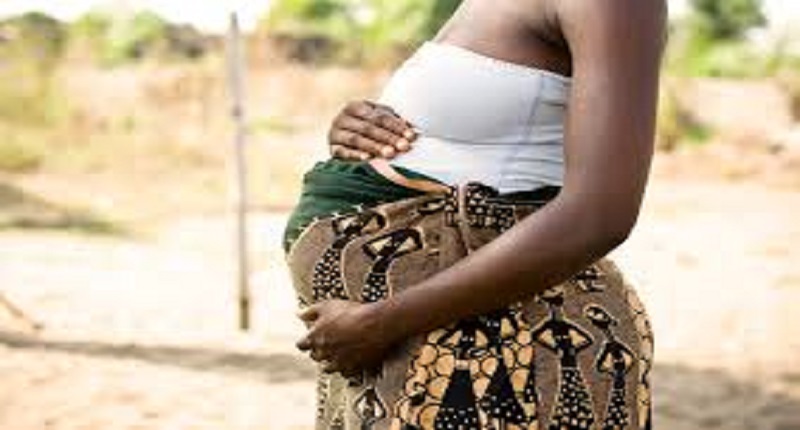 Il met sa femme enceinte en quarantaine dans leur poulailler juste pour avoir toussé
