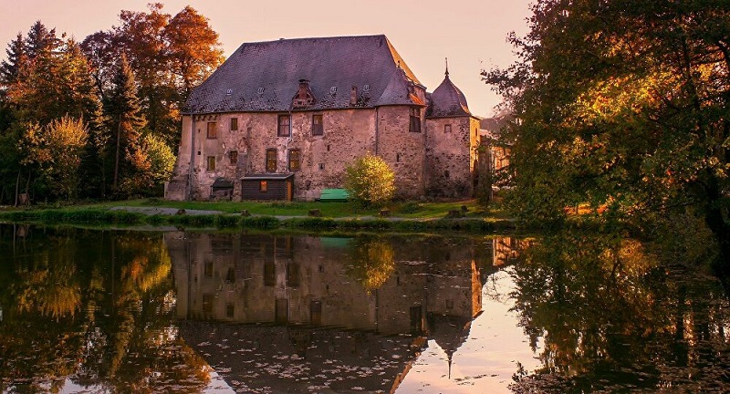 Il perce un trou dans un mur de sa maison et se retrouve dans le passé