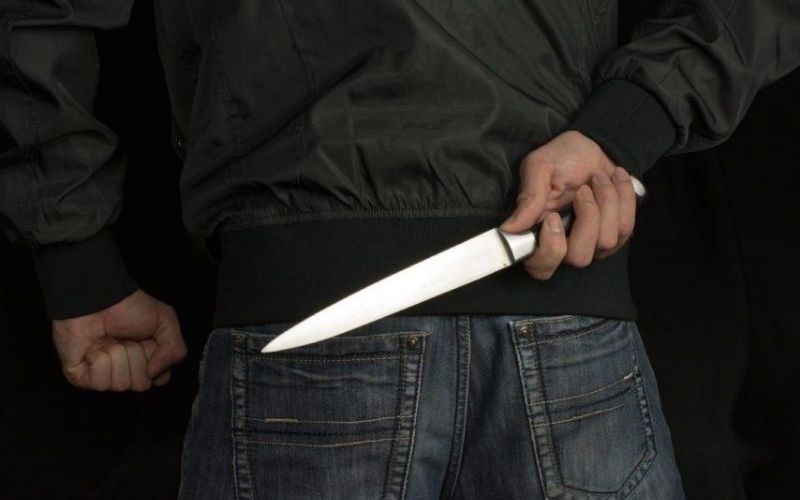 Il braque des policiers avec un couteau « pour une mission divine »