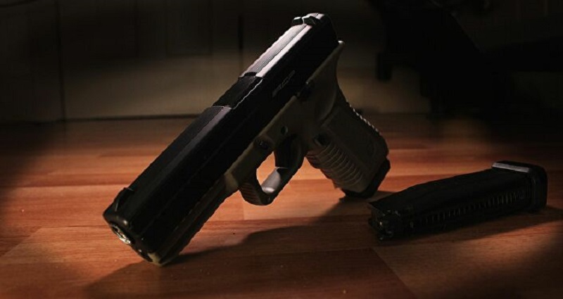 Il pointe un revolver sur la tempe d’un passant qui a regardé son amie