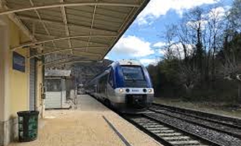 Il pousse ses 3 enfants sous le train