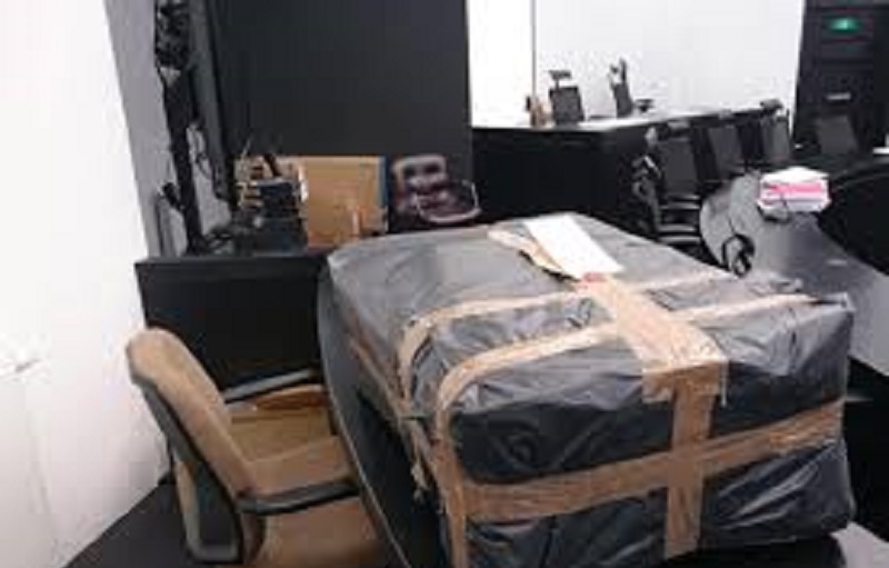Il rentre chez lui avec un cadavre dans sa valise