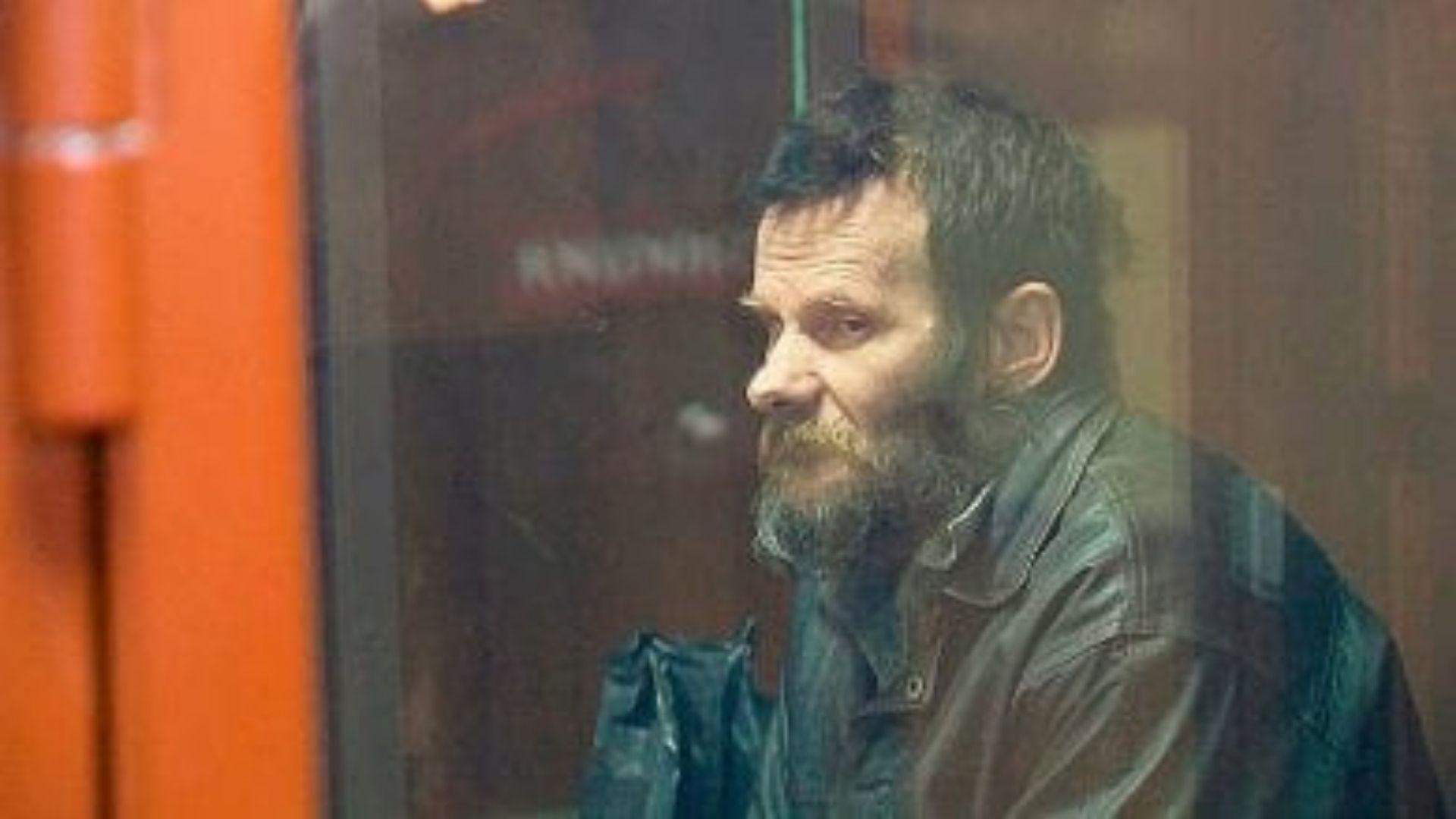 Il saoule ses amis, les découpe, fait bouillir leurs corps et les mange