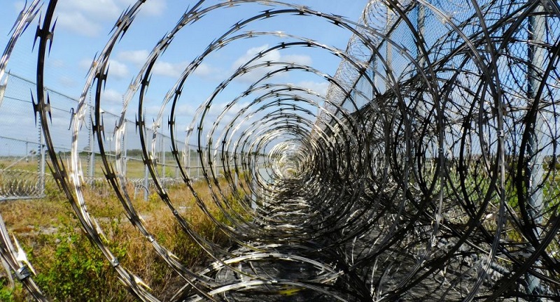 Il s’approche du grillage d’une prison du Rhône et n’en sort plus, voici pourquoi