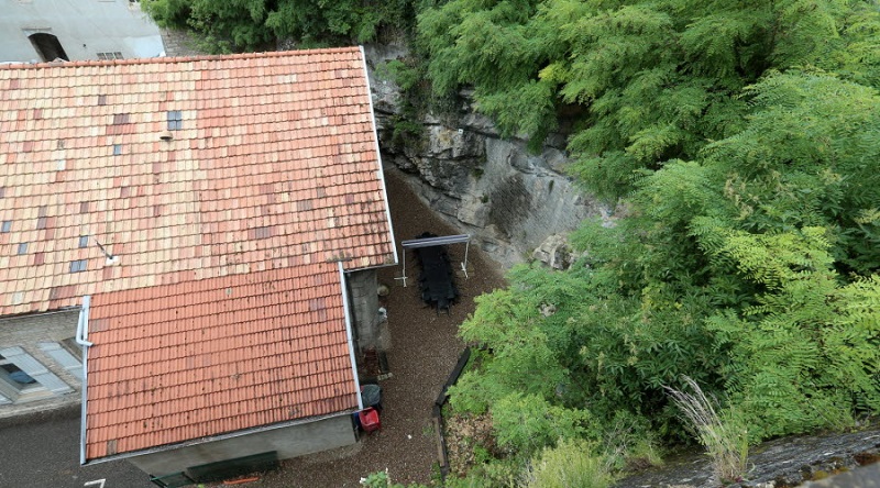 Il saute dans le vide pour se suicider, mais atterrit dans le compost de la gendarmerie