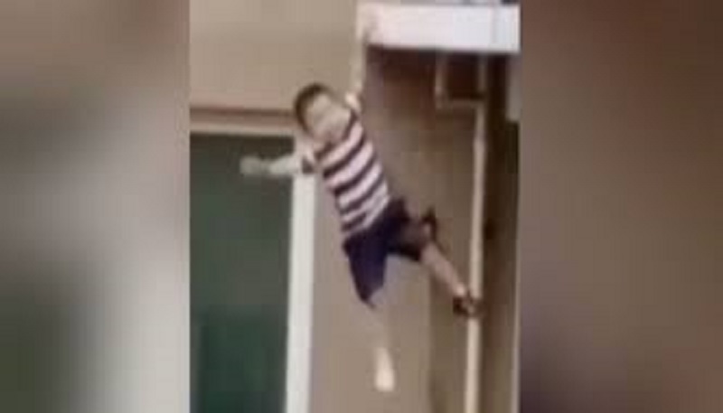 Il sauve un garçon de 2 ans d’une chute mortelle (vidéo)