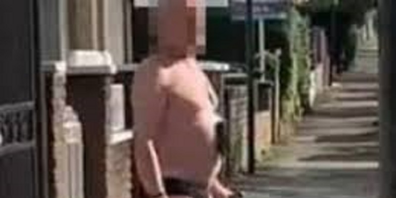 Il se fait arrêter en slip, machette à la main