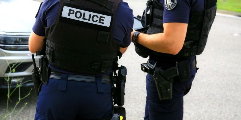 Il tente d’étrangler un policier venu le contrôler