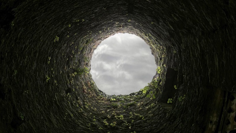 Il tombe dans un puits, son ventre le sauve (Photo)