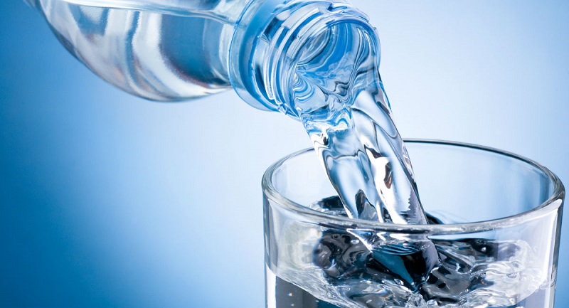Une cancérologue explique l’importance de boire de l’eau pour les intestins