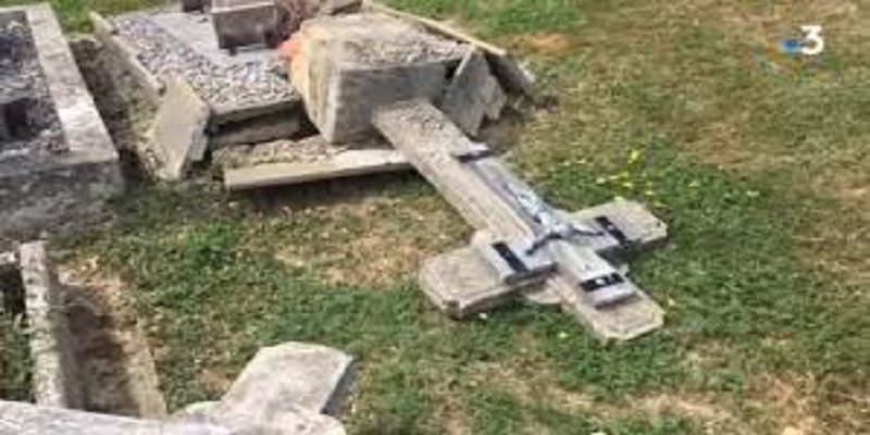 Ils profanent 63 tombes, affirmant vouloir « pactiser avec le diable pour réussir dans la musique »