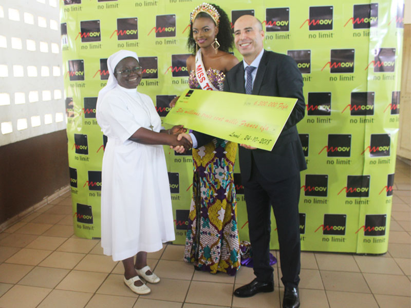 Moov-Togo soutient la pouponnière Divine Providence d’Abalo-Condji avec un chèque de 6,3 millions francs  CFA