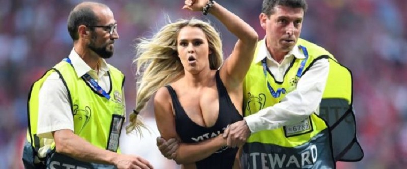 Incident lors du match Liverpool-Tottenham : une récompense pour la femme à poil