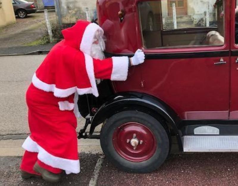 Incroyable, la voiture du Père Noël tombe en panne à Agoè