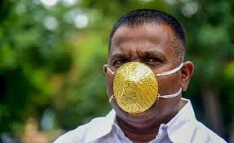 Inde : un homme d’affaires porte un masque en or pour se protéger du coronavirus