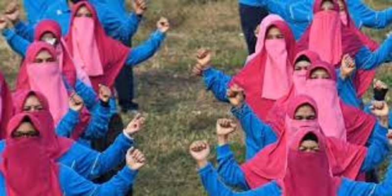 Indonésie: un responsable impose le voile au lieu du masque contre le coronavirus