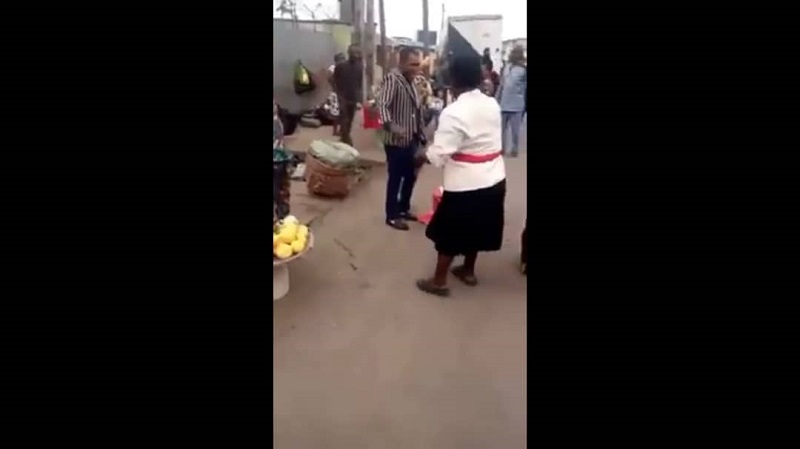 Insolite : 2 évangélistes de différentes églises se battent pour prêcher dans une place publique (vidéo)