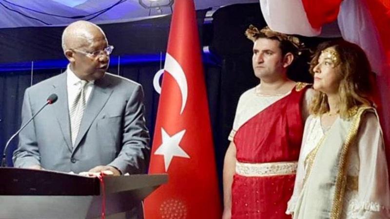 Insolite/Ankara rappelle une ambassadrice pour infraction au code vestimentaire (photos)