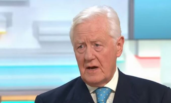 Insolite / ce millionnaire britannique de 72 ans est prêt à partager sa fortune avec vous si vous lui offrez … (vidéo)