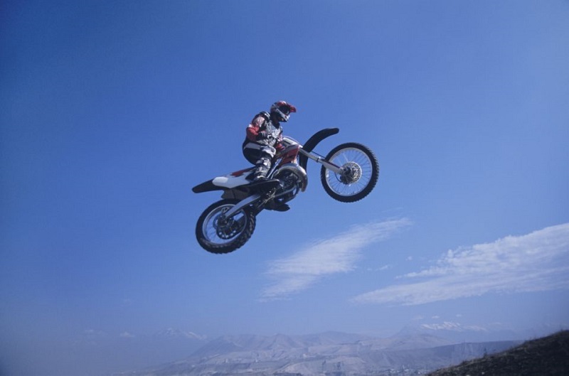 Insolite : il reconnaît l’une de ses 2 motos volées dans un clip de rap