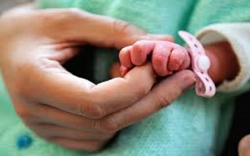 Insolite : une mère et sa fille accouchent le même jour, à quelques heures d’intervalle