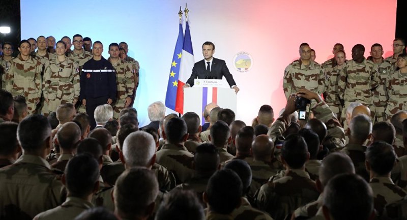 Insolite/Un militaire français tombe évanoui après le discours de Macron au Tchad (vidéo)
