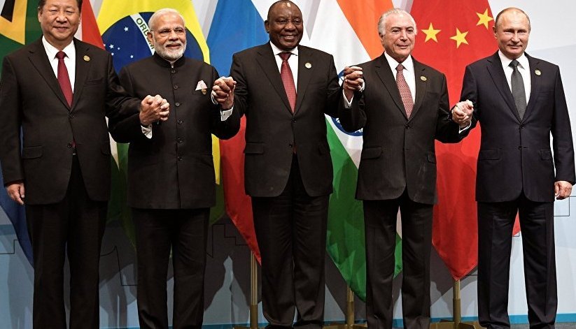 Insolite / Photo de famille des dirigeants des Brics : le flop présidentiel (vidéo)