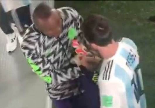 Insolite / Regardez ce que le gardien remplaçant des  Super Eagles a demandé à Lionel Messi après l’élimination du Nigeria (vidéo)