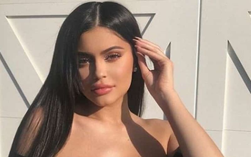 Kylie Jenner remet au goût du jour cette tendance capillaire des 90’s (photos)