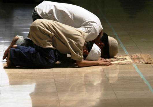 « 38% des Français pensent que l’Islam est une… » : Arthur, la star de TF1 publie une étude choc et pousse un coup de gueule