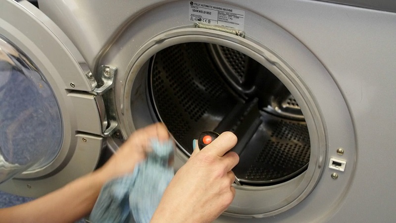 Ivre, une femme se retrouve coincée dans son sèche-linge (vidéo)