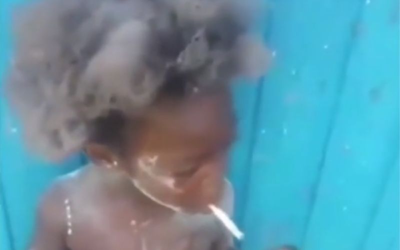 Jamaïque : un enfant incité par des adultes à fumer et à boire de l’alcool (Vidéo)