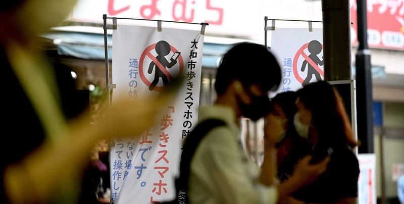 Japon : interdiction formelle d’utiliser un smartphone en marchant
